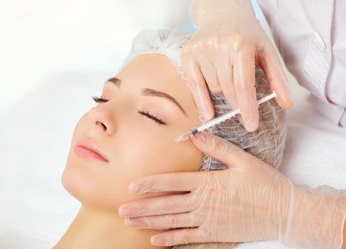 فرایند تزریق یا انتقال چربی به گونه چگونه انجام می‌گیرد؟