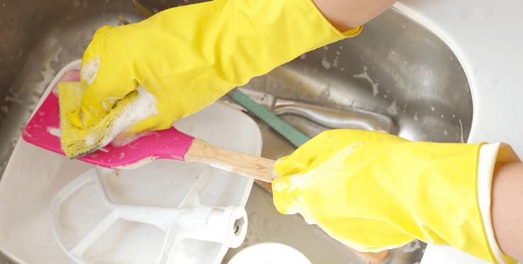هنگام تمیزکار خانه، از دستکش آشپزخانه (لاستیکی) استفاده کنید 